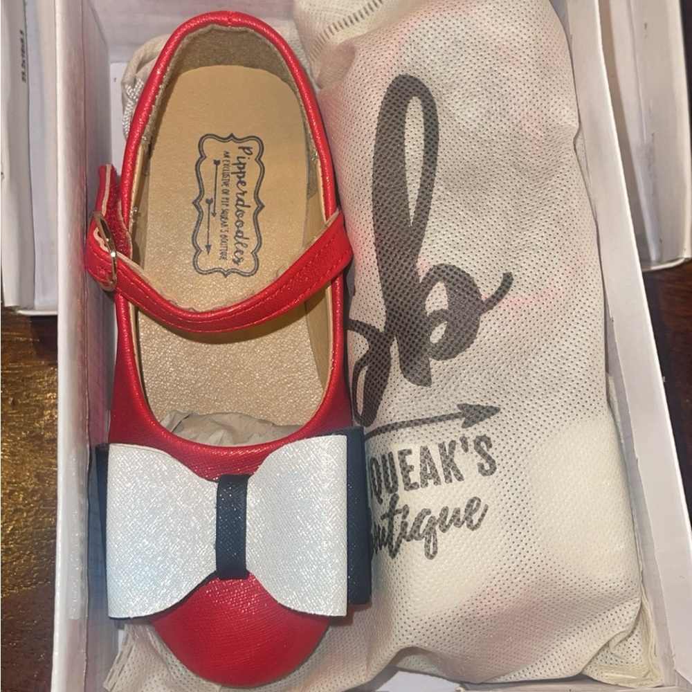 Brand new in box Pipperdoodle bow shoe. Size 32